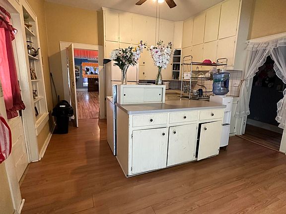 5th image of 705 Louise St
