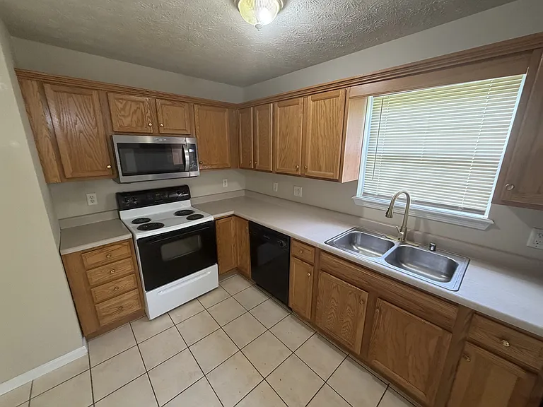 139 Ash Ct — Photo 2