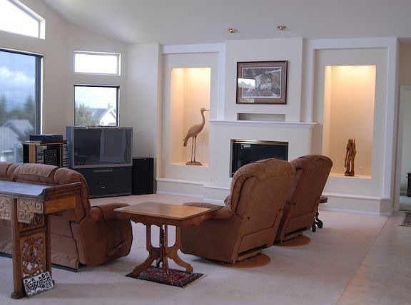 Living room w/gas fireplace