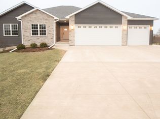 681 Partridge Pl, Dixon, IL 61021