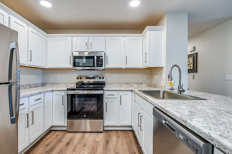 HILLCREST ESTATES — Photo 3