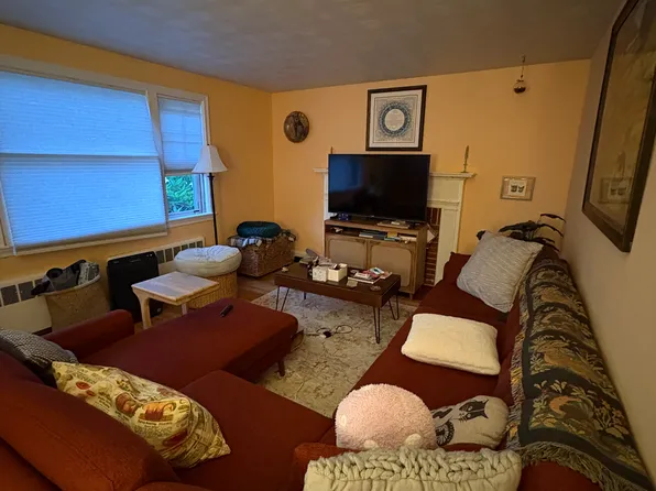 15 Swan St, West Roxbury, MA 02132