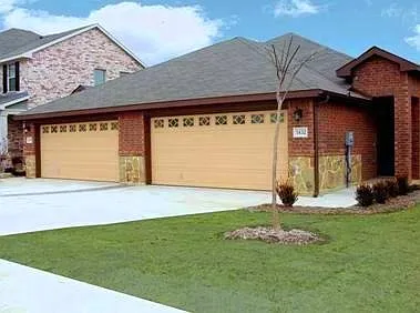 Charming 2-Bed Gem with Fenced Yard, Patio & Garage in Woodland Estates 1434 Ravenwood Dr, Mansfield — Photo 2