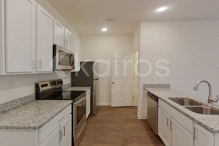3 bed, 2.5 bath, 1304 sqft, $1,545 — Photo 4