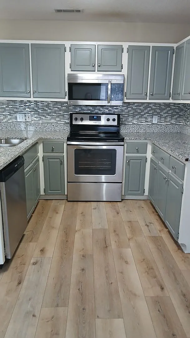 3 Bed/ 3 Bath located just off South Lamar Immediate Move in — Photo 3