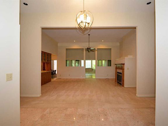 4th image of 2112 Riverbend Dr