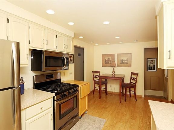 3rd image of 124 Brookwood Dr