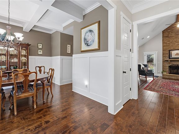 5th image of 4165 Creekview Ct