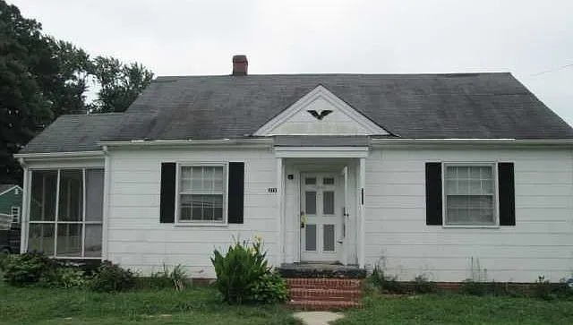3 bed, 950 sqft, $2,300 — Photo 1