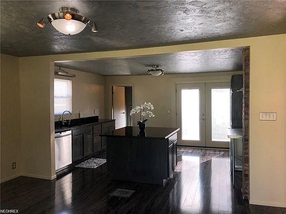 3rd image of 729 Oxford Ave