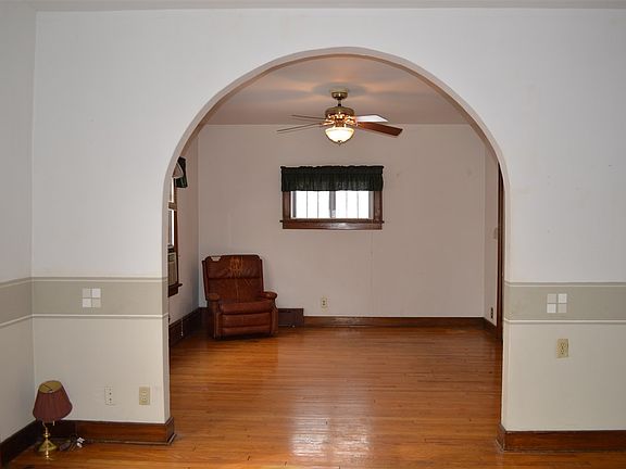 4th image of 929 Bellevue Ave