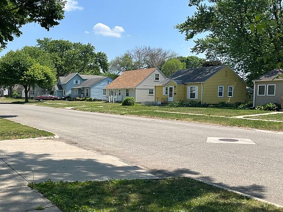5th image of 820 10th St NE