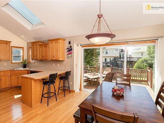 Large Kitchen, Vaulted Ceilings, Stainless Steal Appliances