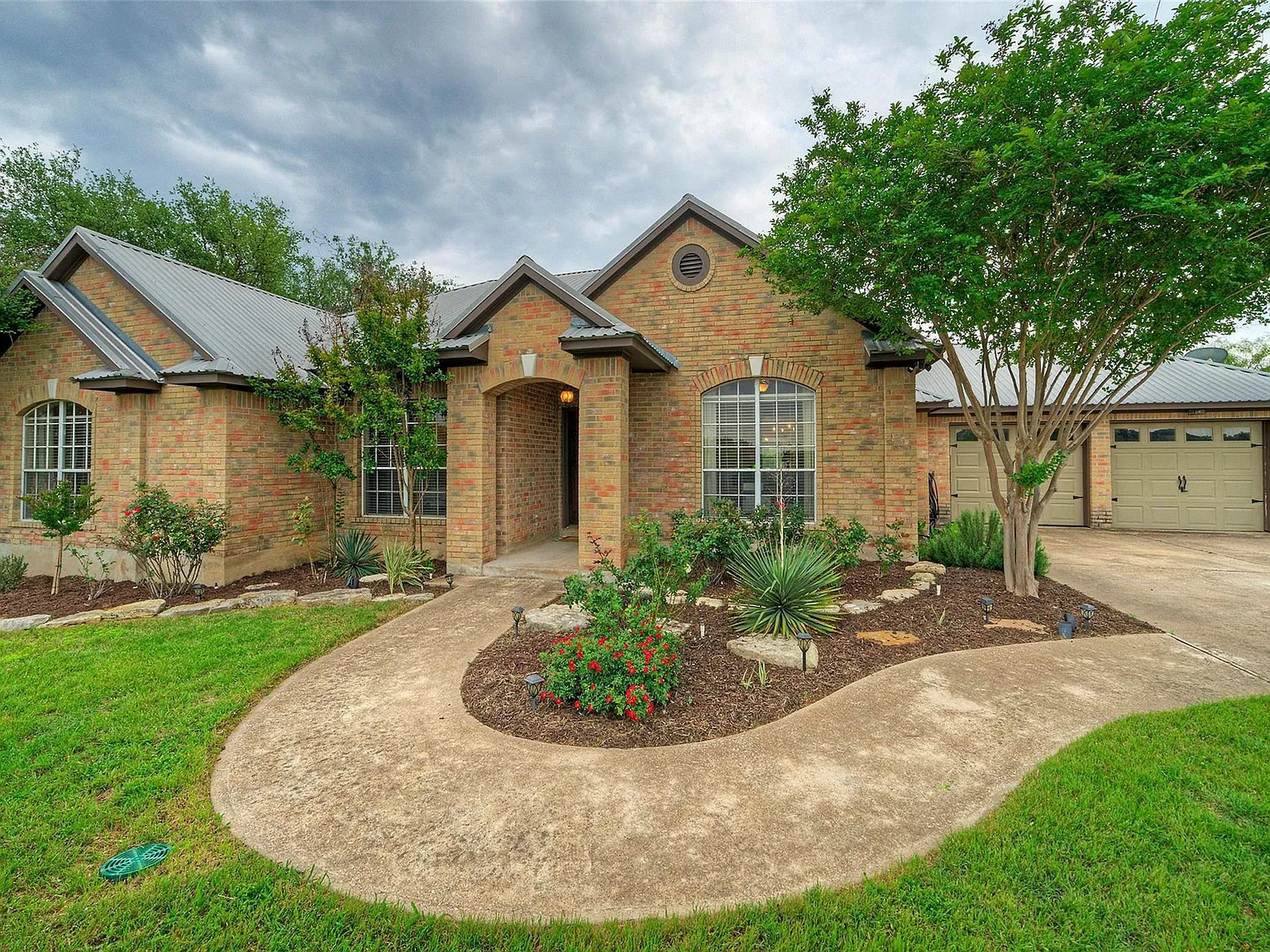 4 bed, 2.5 bath, 2561 sqft, $2,500 — Photo 2