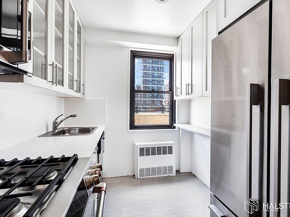 3rd image of 141 Amsterdam Ave #20C