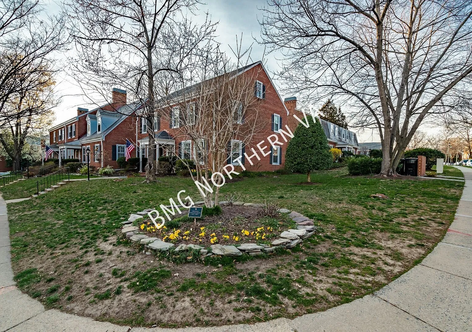 Superb 3 Bedroom 2 Bathroom Corner Lot Brick Townhome In Much Desired Fairlington Village — Photo 4