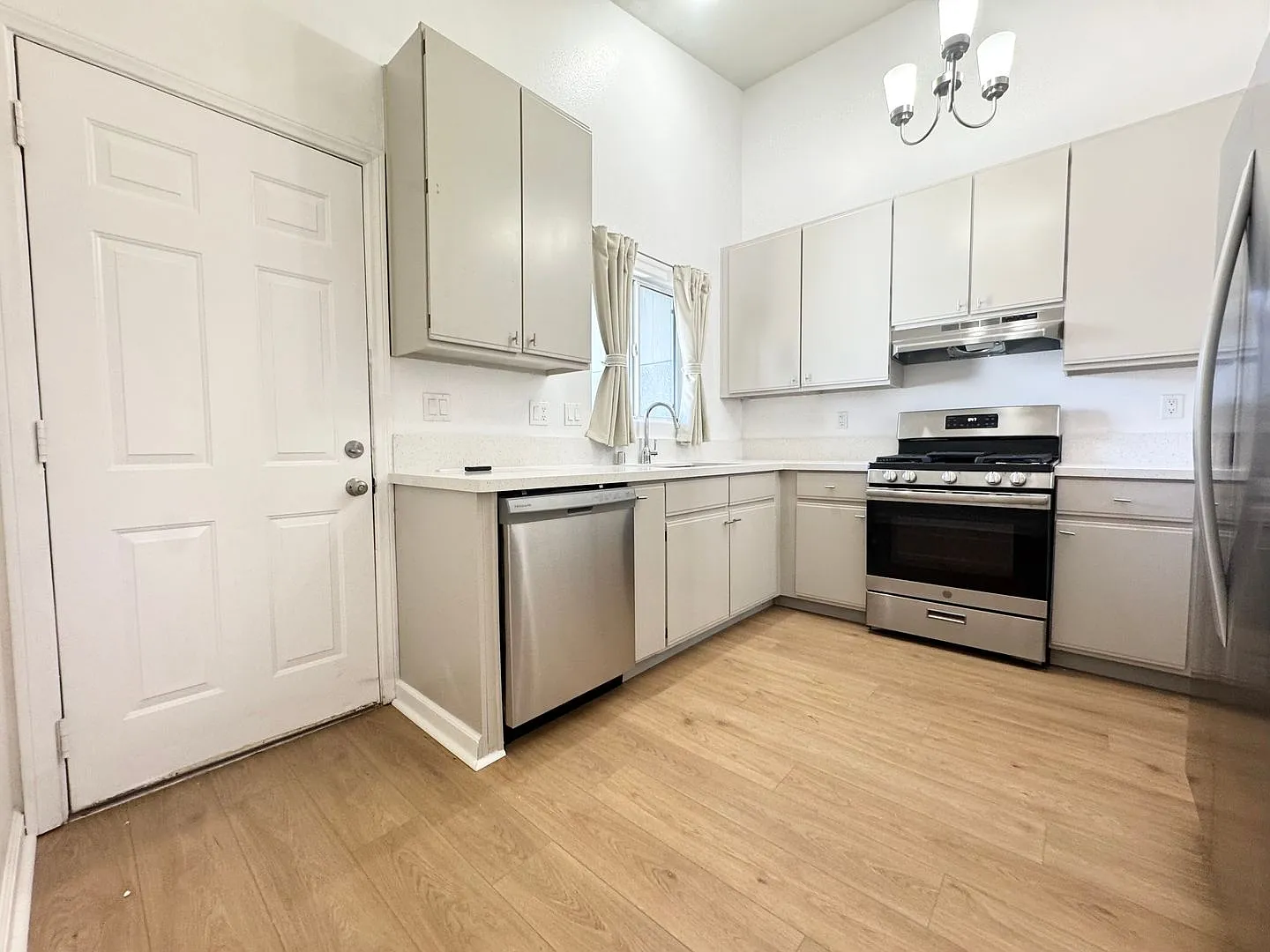 Available Now Lovely 3 Bedroom / 2 Bath Apartment In Cathedral City! — Photo 4