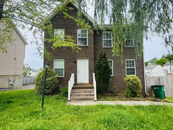985 New Village Dr NW, Christiansburg, VA 24073