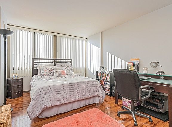 5th image of 4800 S Lake Park Ave APT 2402