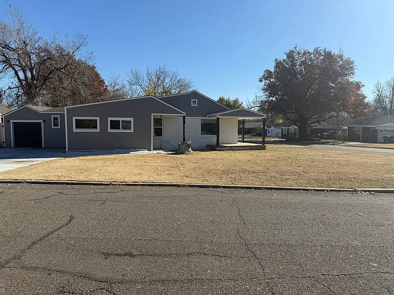 205 W Peach St — Photo 1