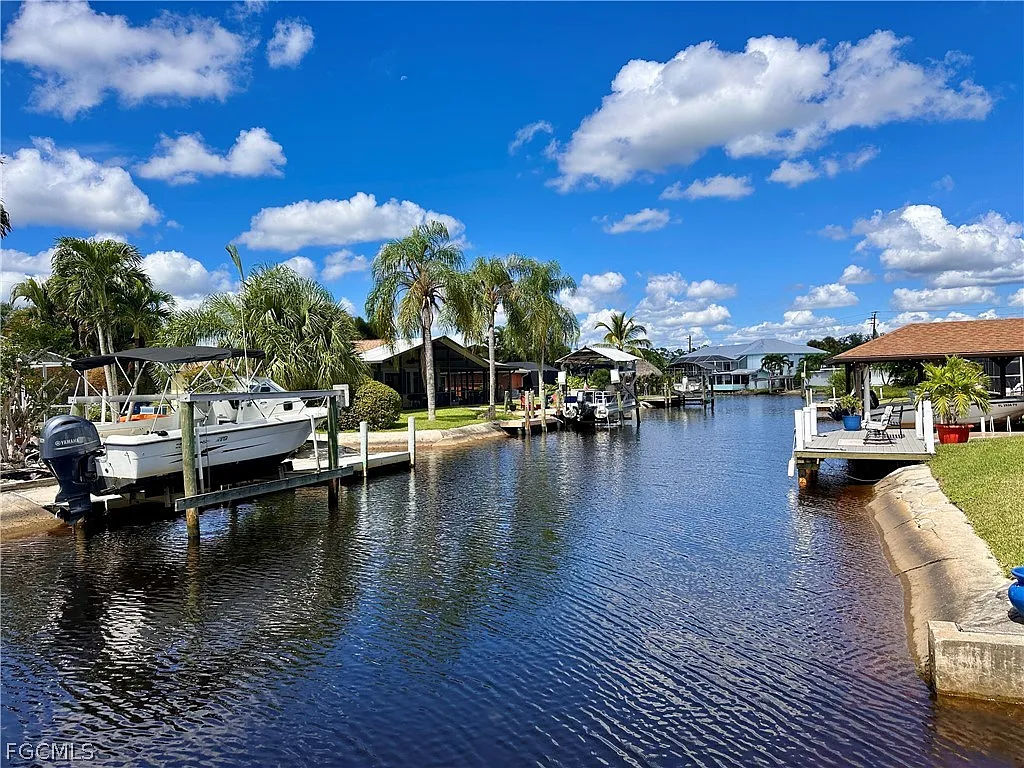 3 bed, 2.0 bath, 1372 sqft, $2,700 — Photo 2