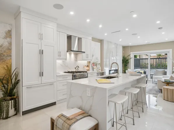 2523 W 8th Ave, Vancouver, BC V6K 2A4