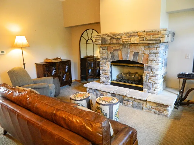 192 Robin Dr — Photo 2