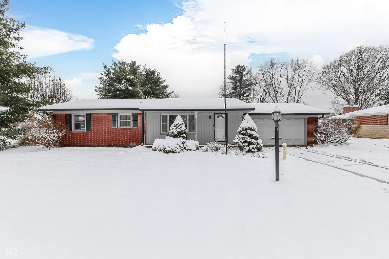 4555 Blackstone Dr photo 1