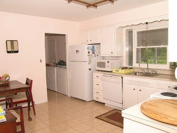 4th image of 7 Roberta Ave
