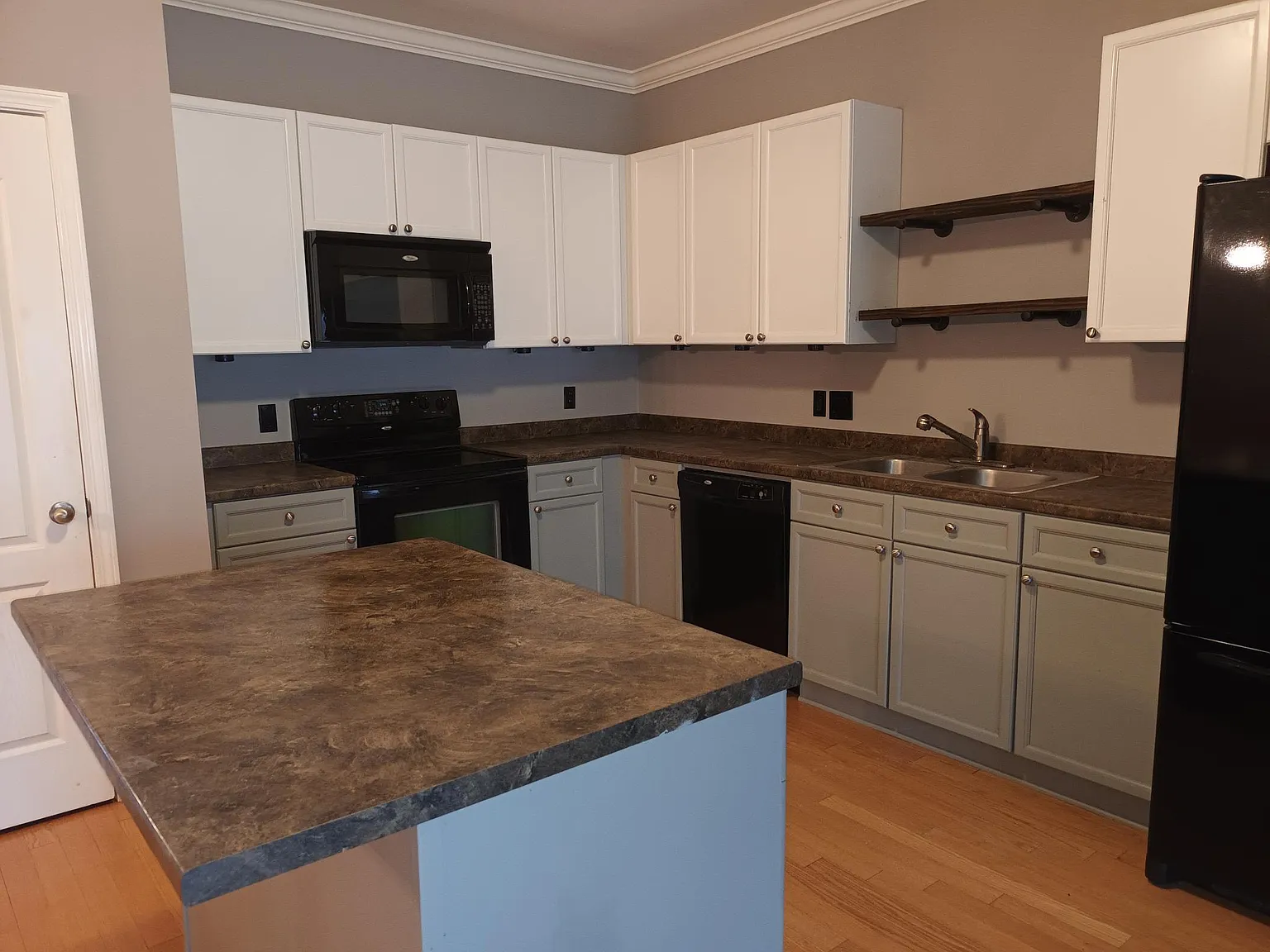 2 bed, 2.5 bath, 1761 sqft, $1,900 — Photo 3