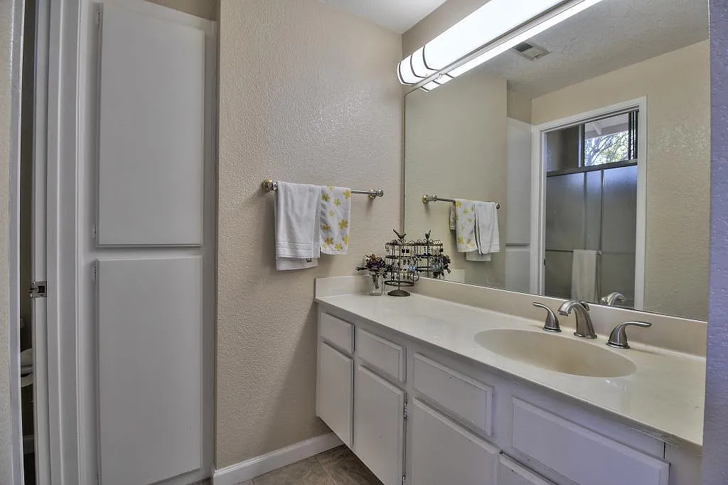 2 bed, 970 sqft, $3,250 — Photo 2