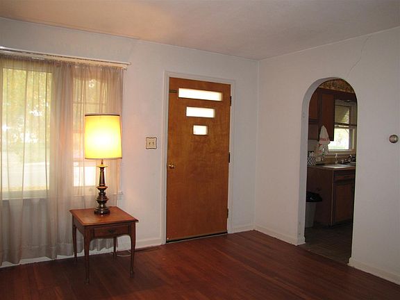 3rd image of 416 N Oakland St
