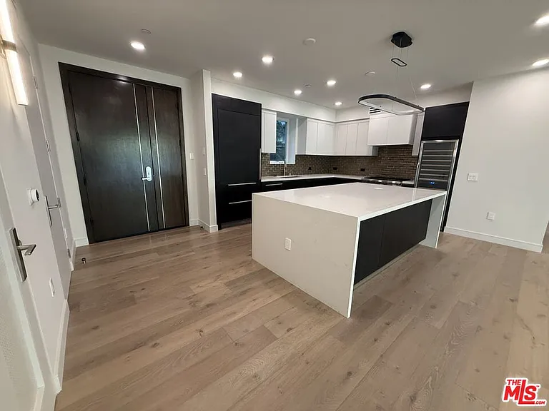 505 S Barrington Ave #106 — Photo 11