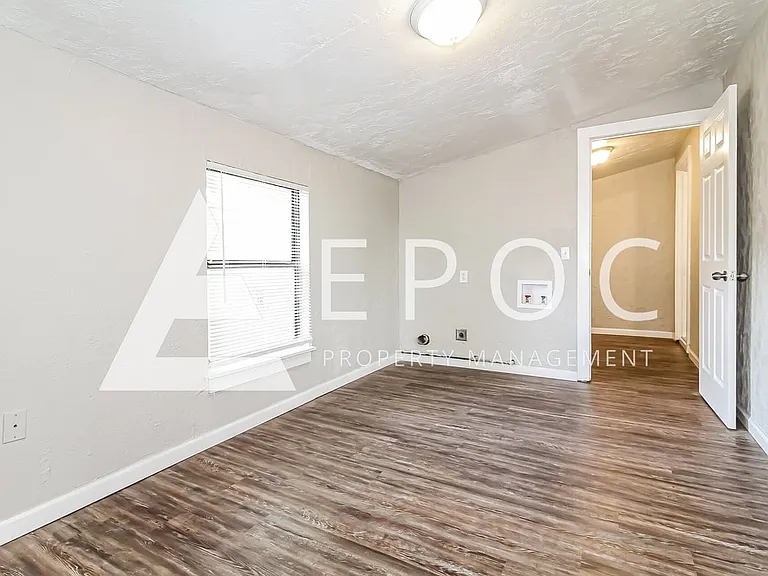 705 E Hughbert St — Photo 8