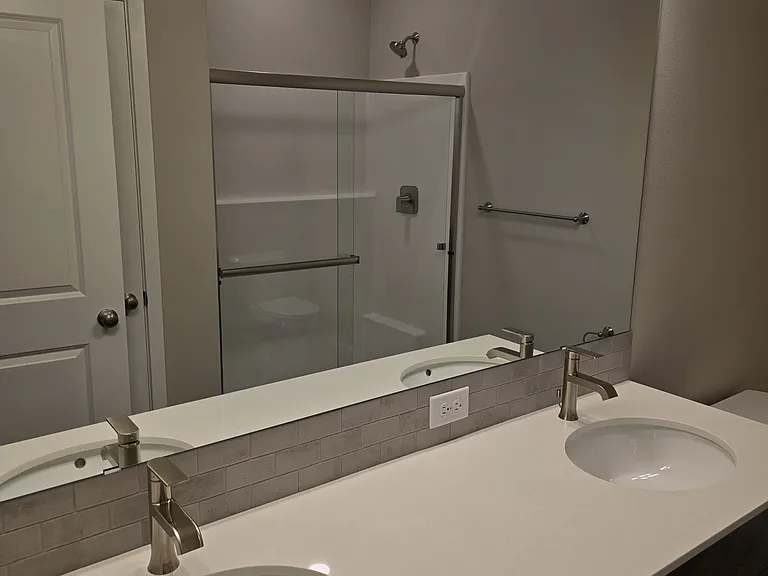 579 SW H St — Photo 32