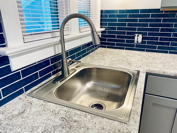 3rd image of 944 Elizabeth St #946