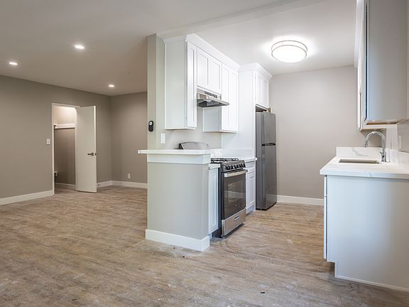 2nd image of 935 N Genesee Ave #1