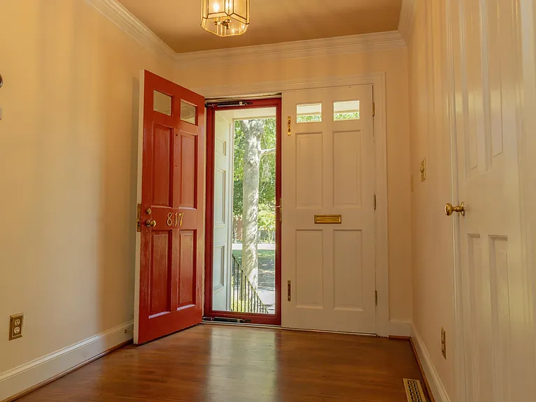 817 Botetourt Gdns — Photo 22