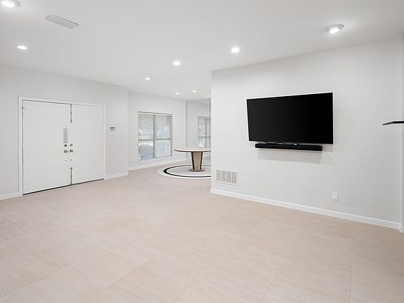 2nd image of 7905 Rimrock Cir