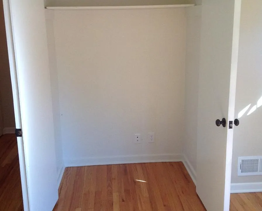 1560 LR Closet