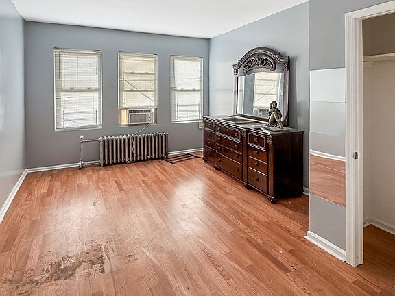 MASTER BEDROOM (UN-STAGED)