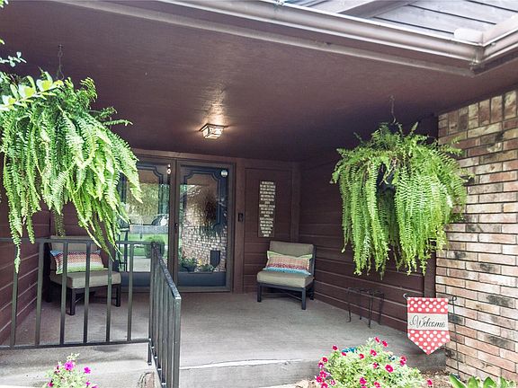 3rd image of 904 Park Cres S