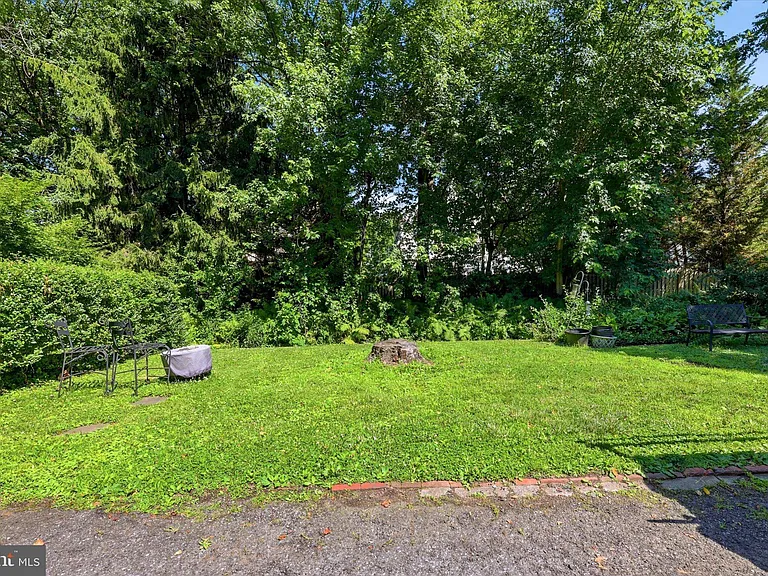 107 Plant Ave — Photo 2