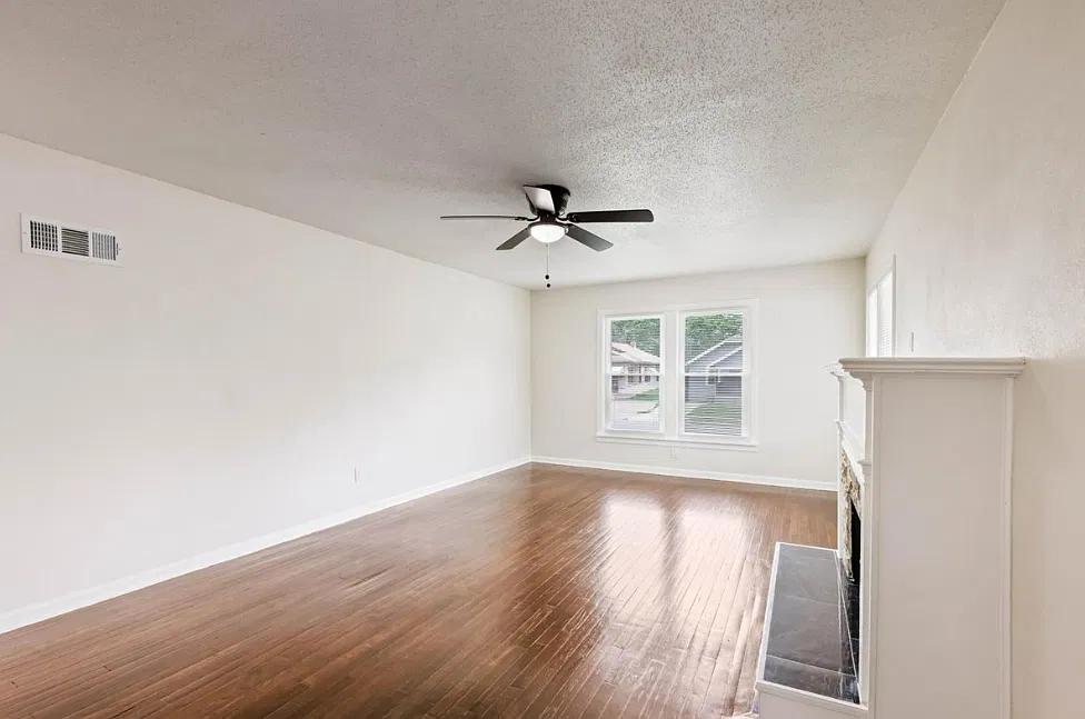 4 bed, 1899 sqft, $1,799 — Photo 2