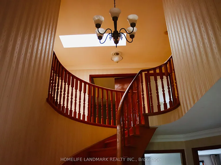 121 Harmonia Cres — Photo 29