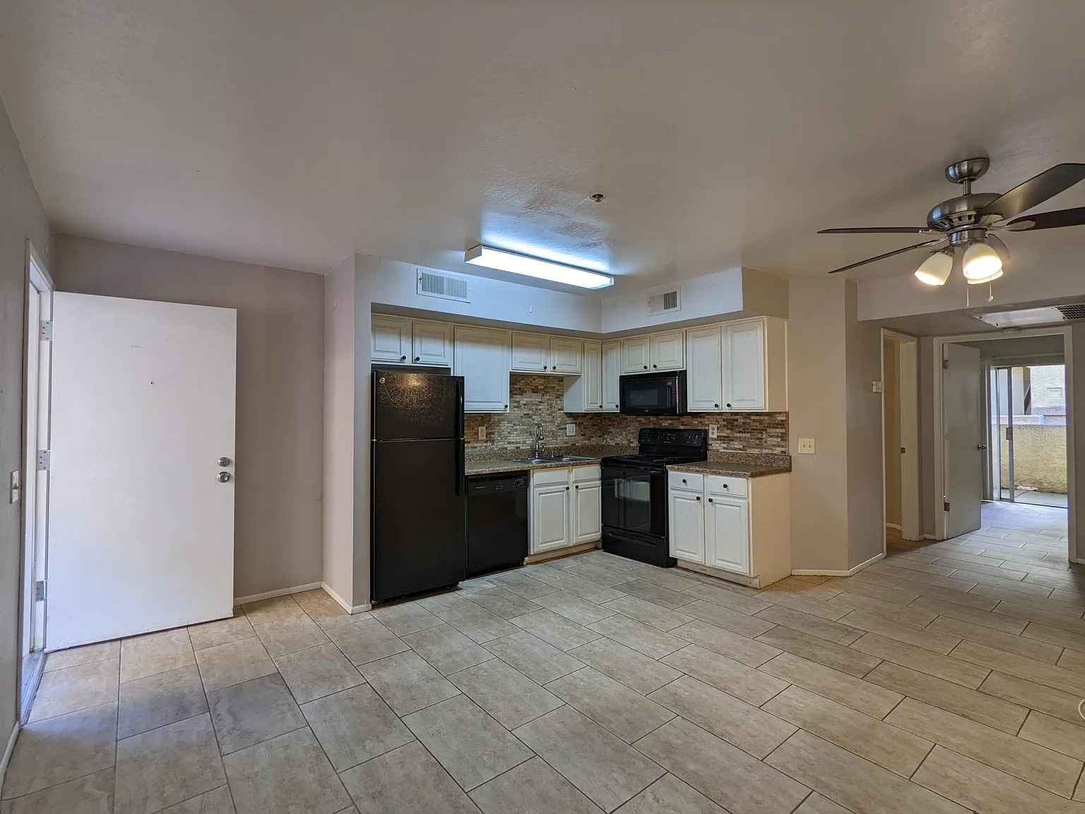 1 bed, 560 sqft, $998 — Photo 4