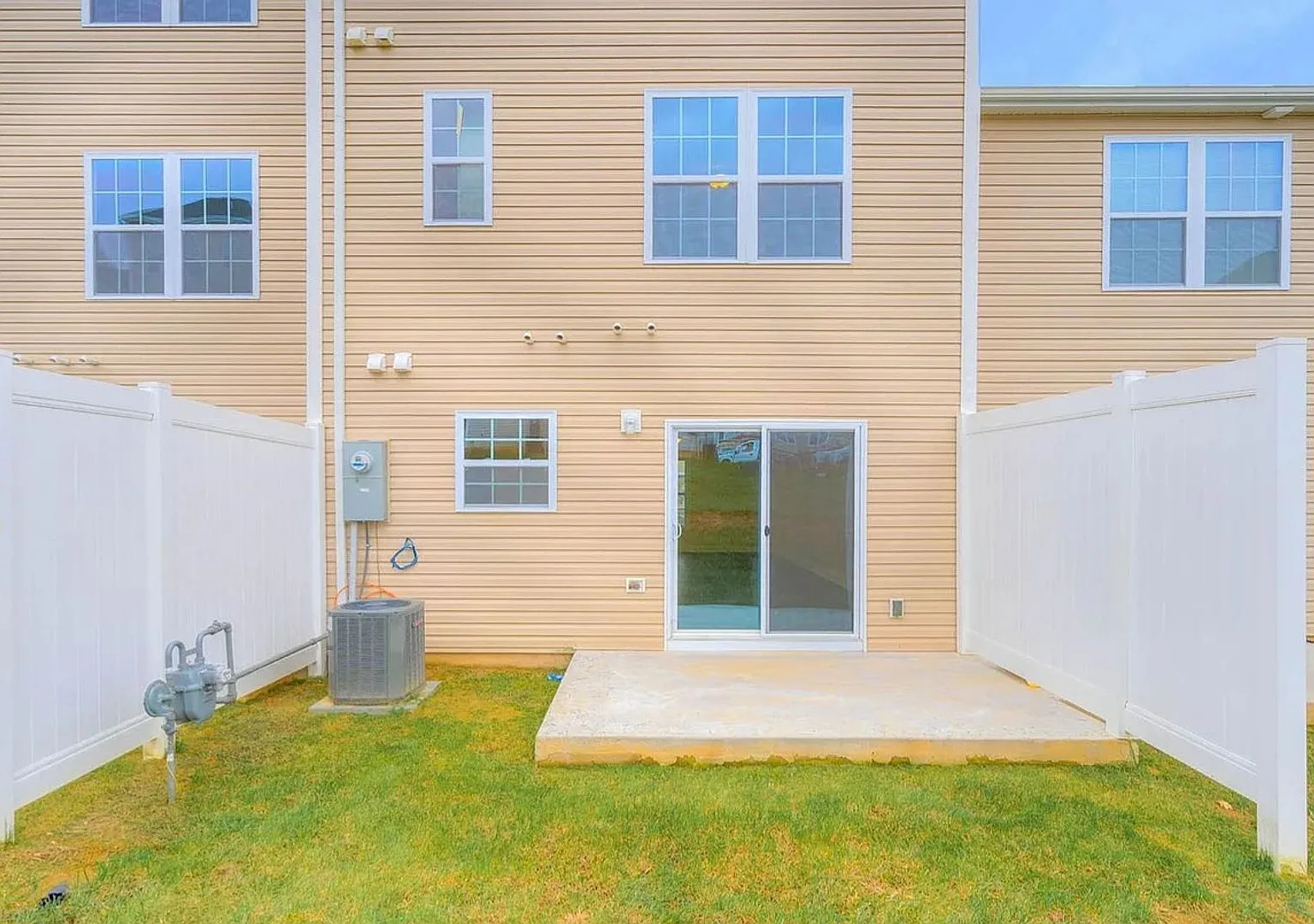3 Bedroom, 3.5 Bath Townhouse — Photo 2