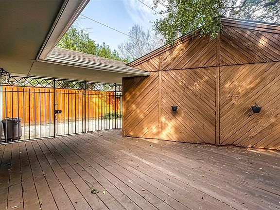 3rd image of 7810 Locke Ln