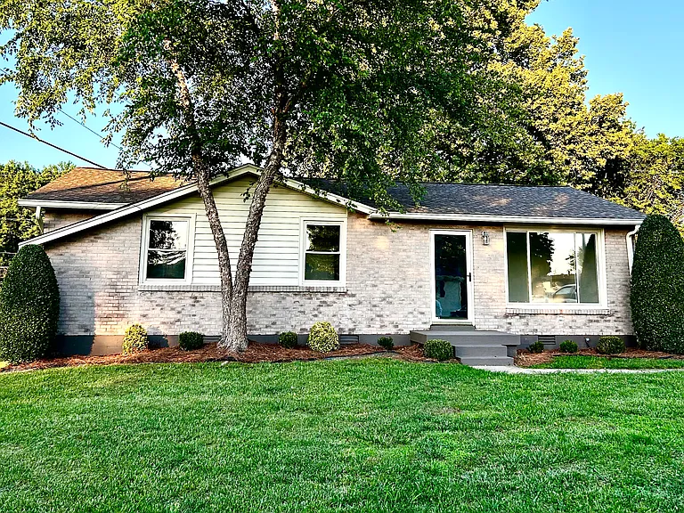 812 Perry Dr — Photo 1