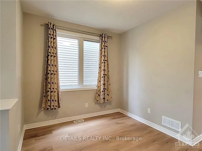 251 Saddleback Cres — Photo 5